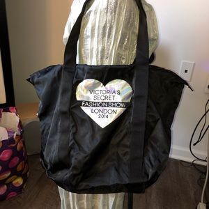 VICTORIA SECRET ExLg Black 2014 Show Tote w Pouch